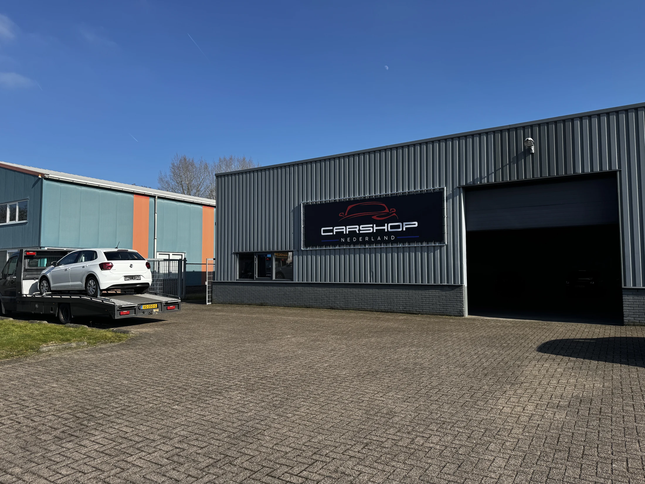 Het bedrijfspand van CarShop Nederland aan de Boeierstraat in Raalte